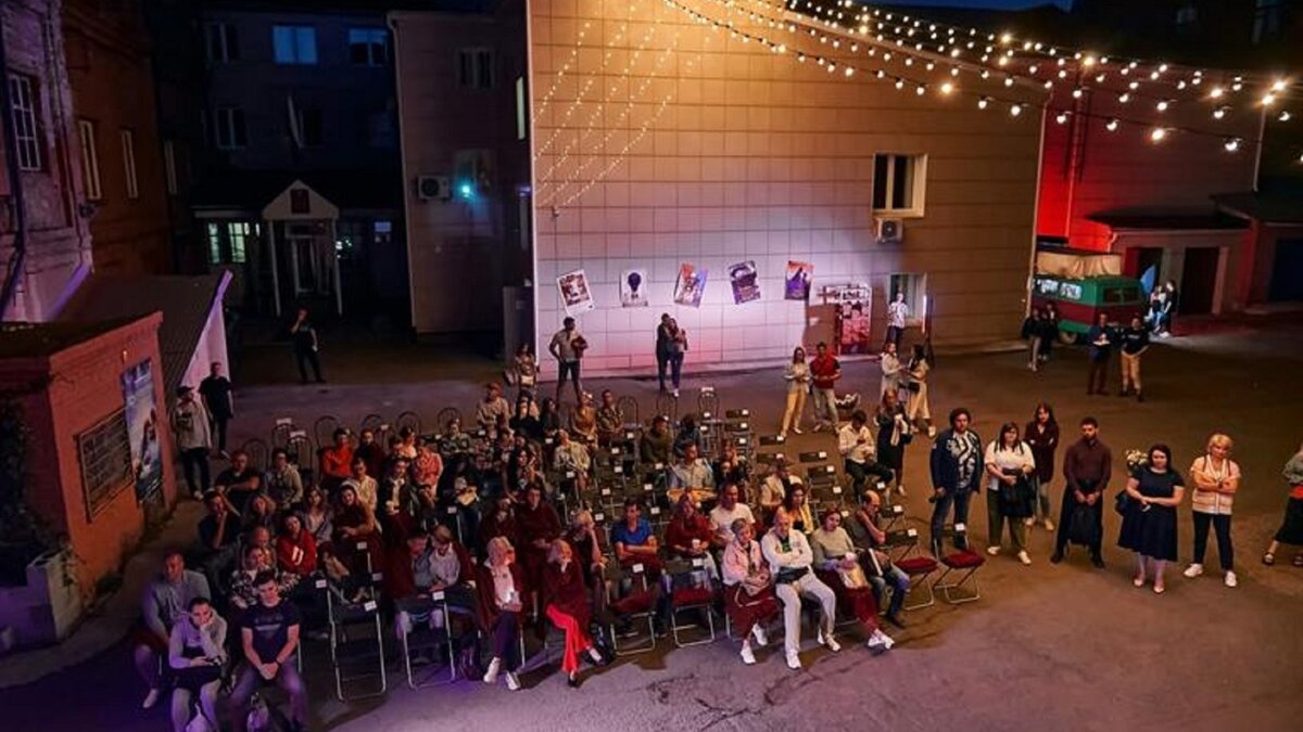     В Красноярске «Дом кино» снова запускает кинотеатр под открытым небом. Проект называется «Кинодворик». Публикуем расписание сеансов.