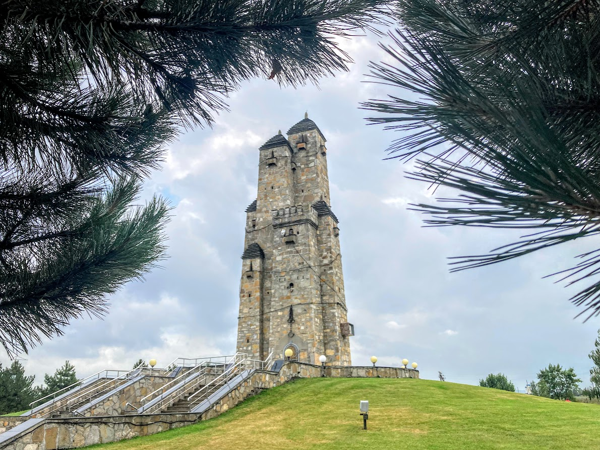 На поездку туда хватит одного дня: посмотрите Гамурзиевское городище и Назрановскую крепость XIX века, и погуляйте по историческому центру.