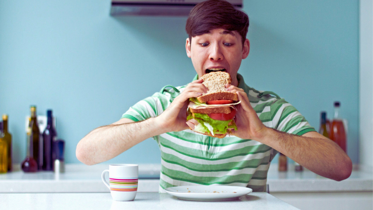 Eating your food. Человек ест бутерброд. Ест сэндвич. Мужчина с бутербродом. Человек завтракает.