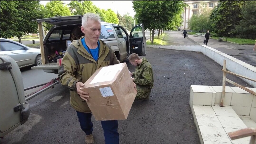    Добровольцы Югры продолжают работу по передаче адресных посылок нашим военнослужащим