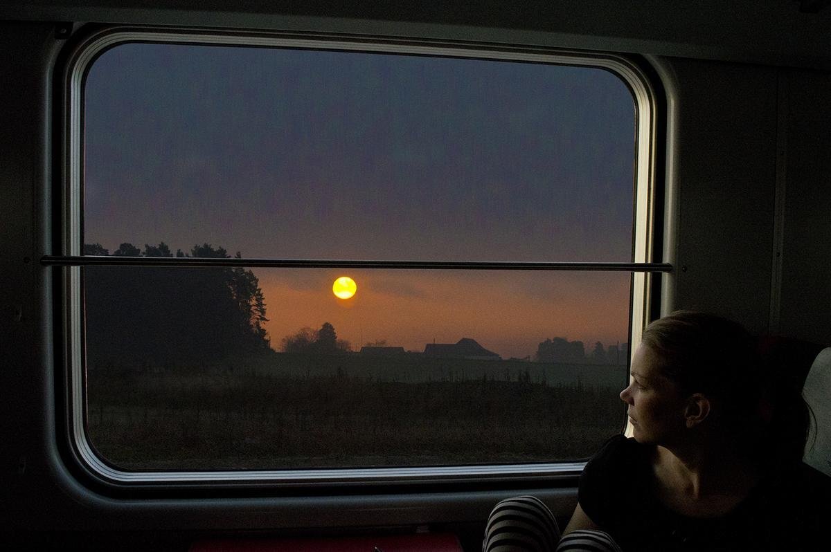 Он уехал на ночной текст. Окно поезда. Окно вагона. Вид из окна поезда. Красивый вид из поезда.