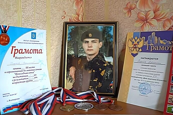    Родители Афанасия Подаева вспоминают сына каждый день, глядя на его фотографию и грамоты за спортивные успехи