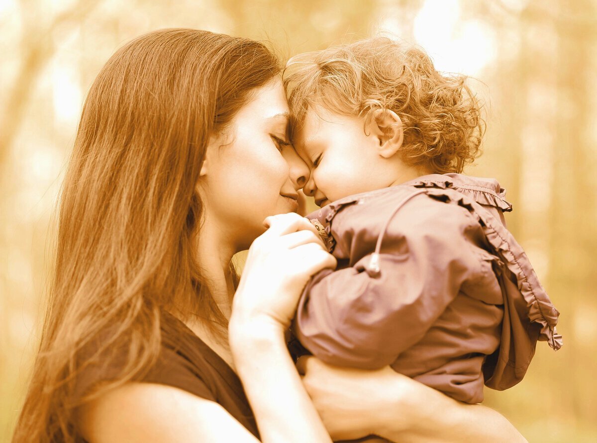 Мама обнимает ребенка крокус сити фото. Мама обнимает малыша. Мать обнимает ребенка. Любовь матери. Мальчик обнимает маму.