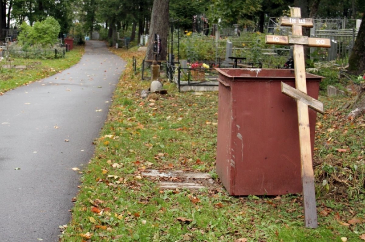    Вандалы разбили 13 дорогих надгробий на кладбище в Красном Бору