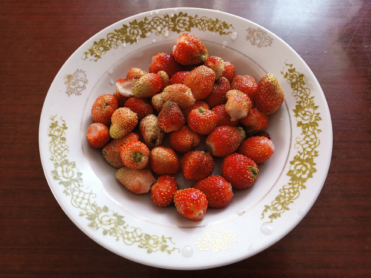 Первый урожай из огорода моей бабушки. Жаль, усов еще нет, так бы увезла с собой