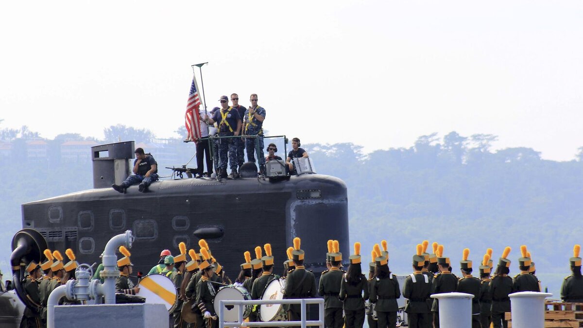 Американская подводная лодка USS Topeka в филиппинском порту Субик. Фото: AP