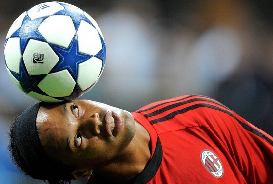    Роналдиньо. Легендарный футболист провел несколько месяцев в парагвайской тюрьме. Его поместили туда за использование поддельных документов при пересечении границы