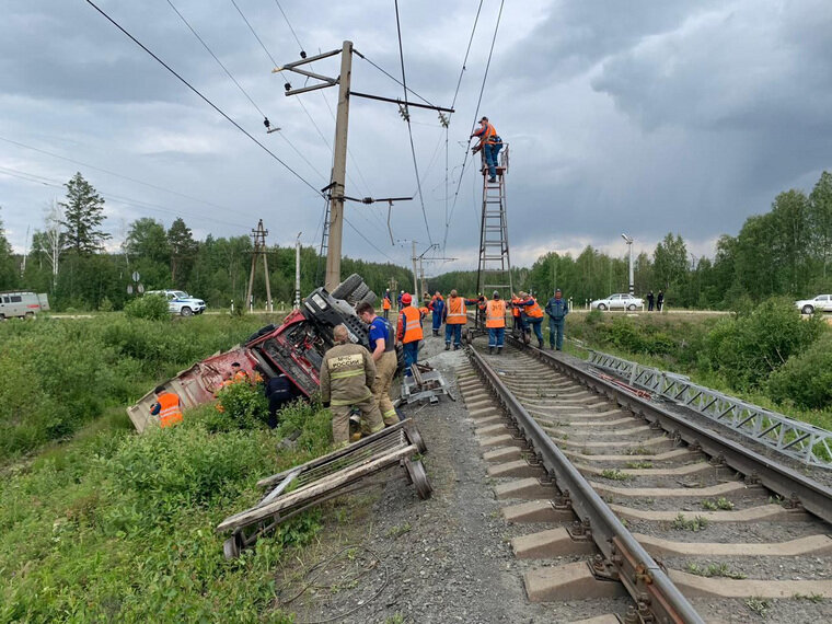    В Рефтинском КАМАЗ столкнулся с грузовым поездом