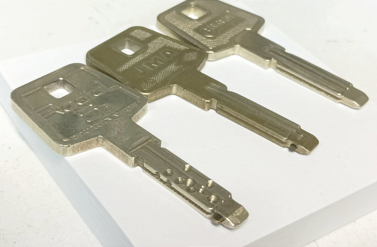 Vachette Radial Si. Посередине самодельная заготовка к нему, с вставленным элементом на конце ключа, справа - обычный, Radial S. 