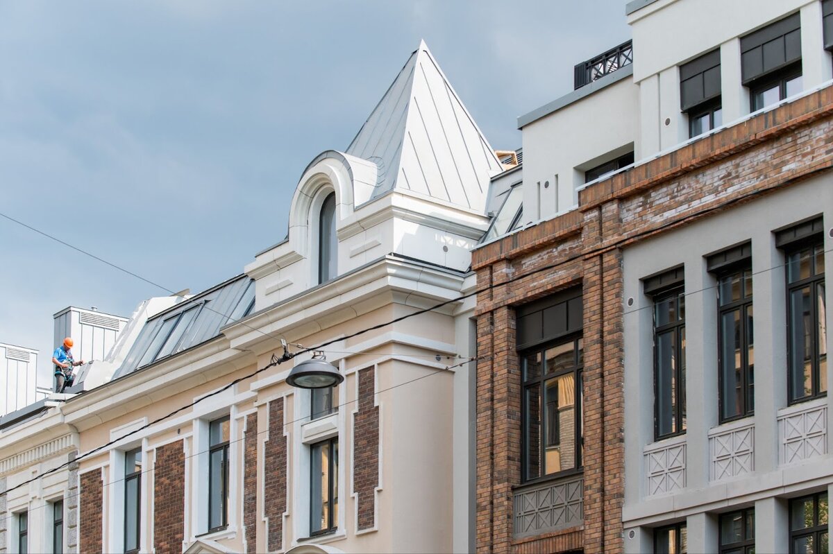 Дом “Созидатели” на 12-й Красноармейской, 26. Элегантные фасады выполнены в нео-классической стилистике. На последнем этаже одного из корпусов можно купить квартиру с мансардой или выбрать шикарный вариант с французским балконом из последних оставшихся. 