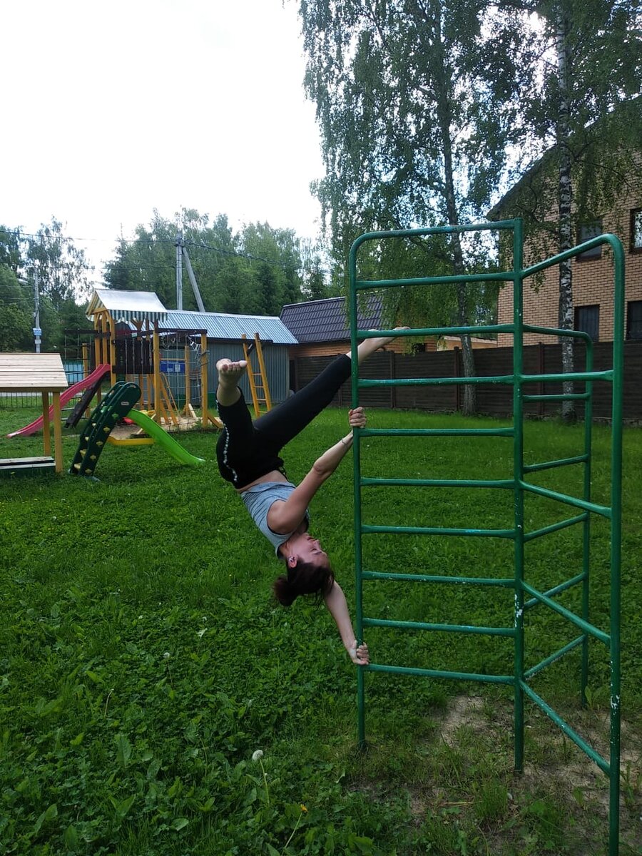 Когда ты просто обязан сделать флаг на детской площадке)