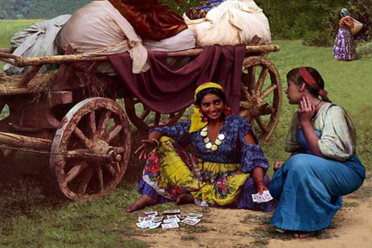 Цыганка гадает. Погадай цыганка мне. Цыгане гадают по руке. Цыганка гадает. Цыганка гадала цыганка сказала.