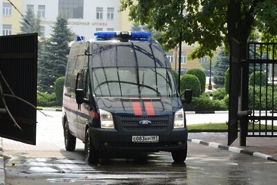    Автомобиль Следственного комитета РФ выезжает с территории центрального офиса Федеральной таможенной службы на Новозаводской улице в Москве ©Евгений Биятов РИА Новости