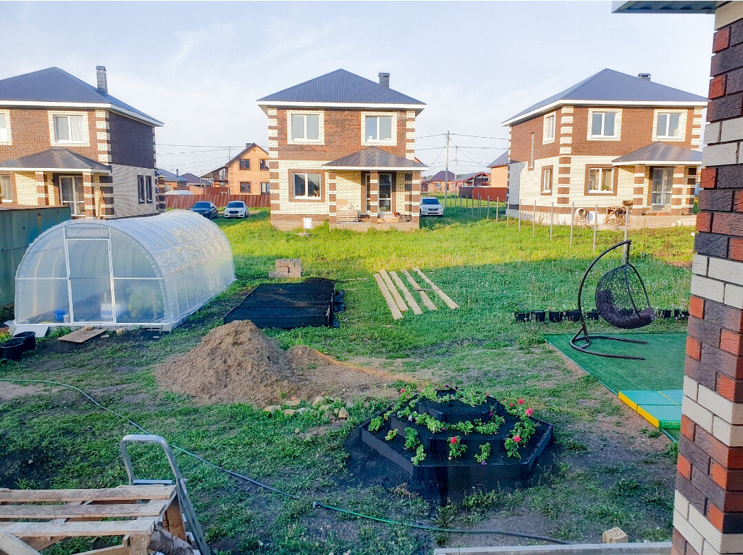 Это вот пока наш участок... до красоты ещё пахать и пахать...