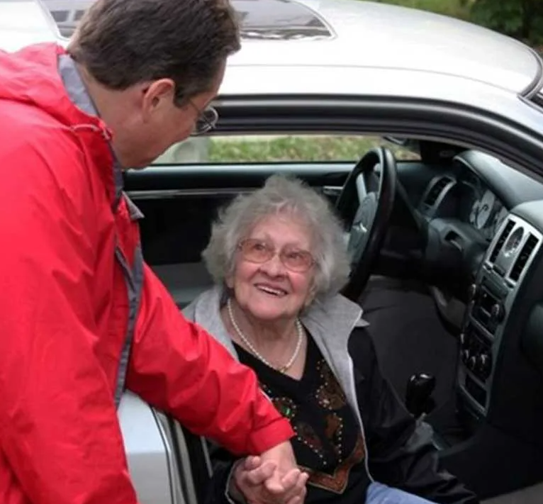 Парень подвозит на машине. Машина бабуся. Бабки в машине. Бабушки на авто. Бабушка на БМВ.