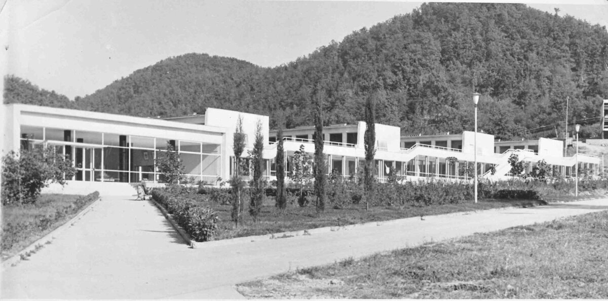 Фото здания школы в Орлёнке сделанное в 1967.г.