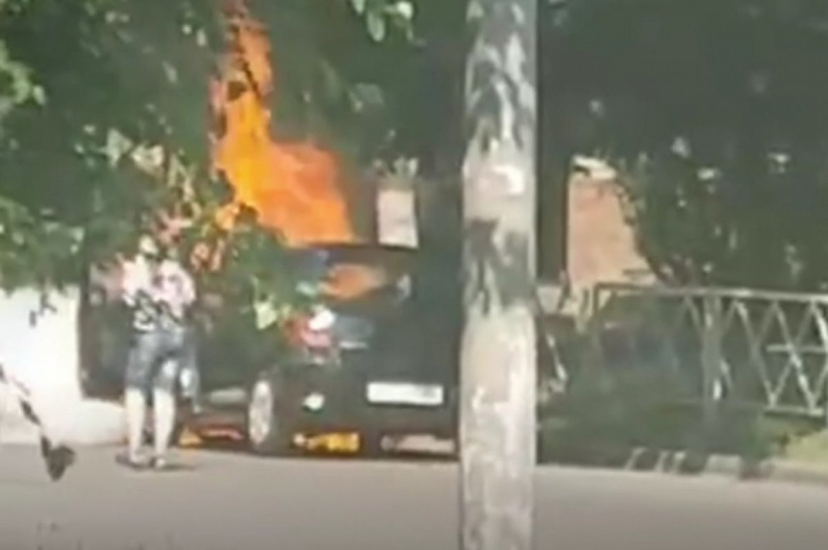    В Краснодаре рядом с детсадом на Гидрострое загорелась машина