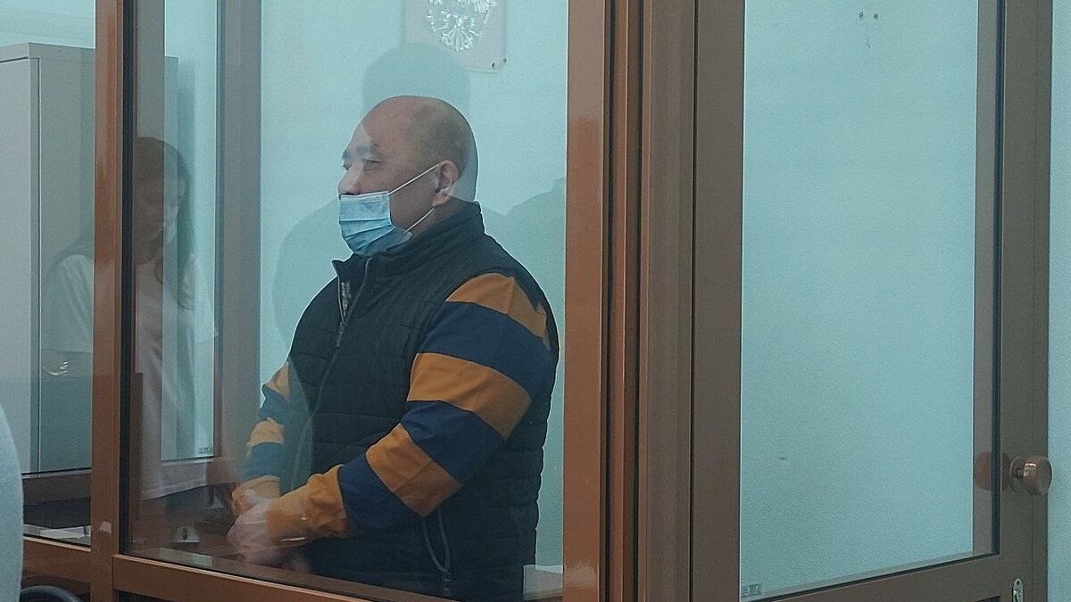     Экс-главу «Газпром трансгаз Нижний Новгород» Вячеслава Югая приговорили к 13 годам колонии строгого режима со штрафом 200 млн рублей. Об этом сообщает корреспондент NewsNN из зала Нижегородского районного суда Нижнего Новгорода.