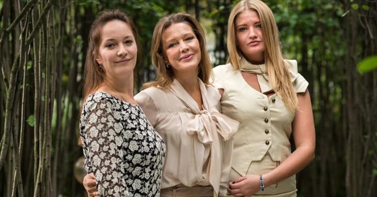 Елена Проклова с двумя дочерьми, соцсети