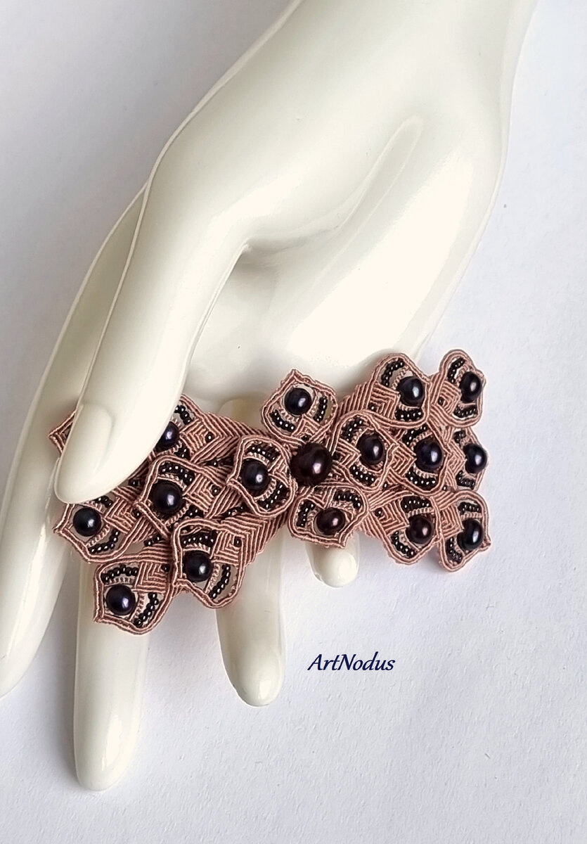 Брошь сплетена из тончайших ниток с шелковистым блеском, использован натуральный темно-фиолетовый жемчуг и японский бисер.