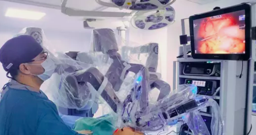 27 февраля в НМИЦ хирургии им. А.В. Вишневского на роботе da Vinci выполнили уникальную операцию – удаление мочевого пузыря и предстательной железы с формированием искусственного мочевого пузыря.
