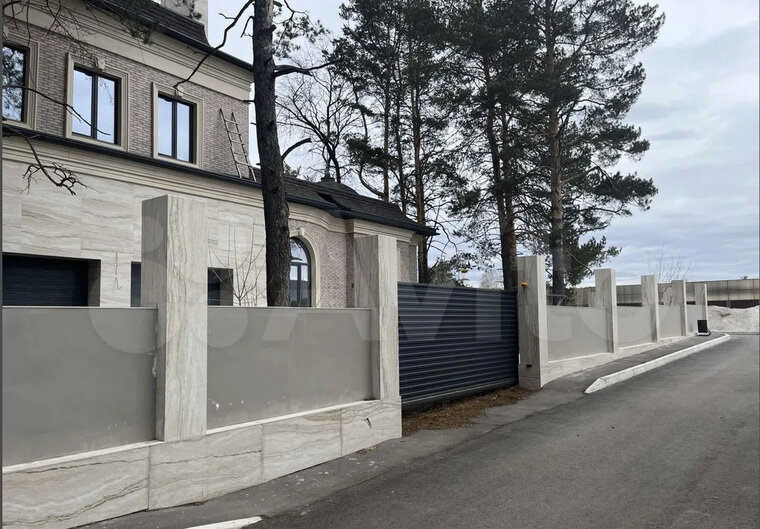    Вокруг дома посажены сосны