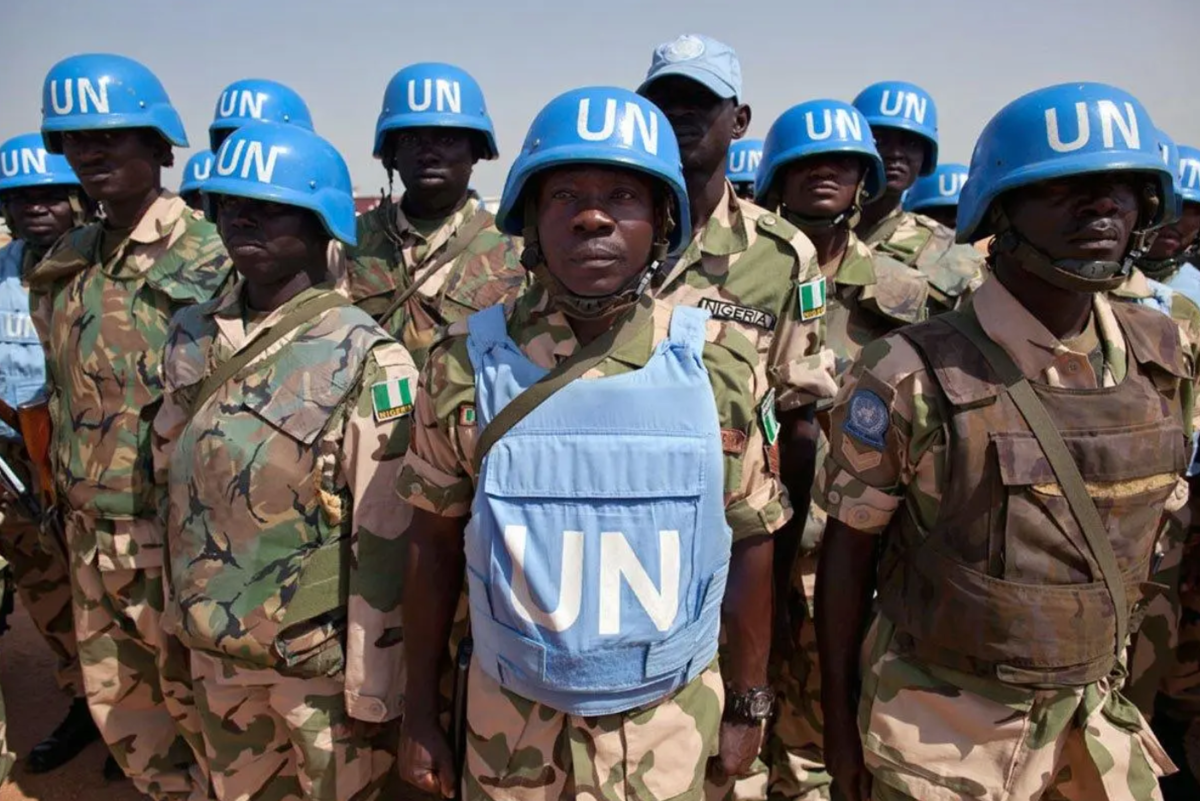 Миротворческие силы ООН. Миротворческая армия ООН. Миротворцы ООН В Либерии 2003. Форма миротворческих сил ООН.