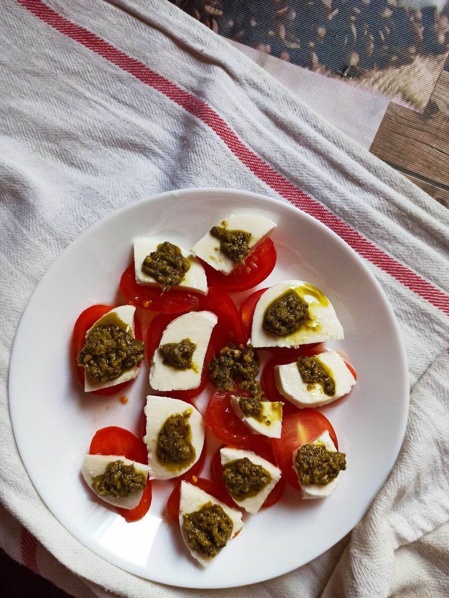 Очень вкусный салат с соусом песто. Фото из личного архива.