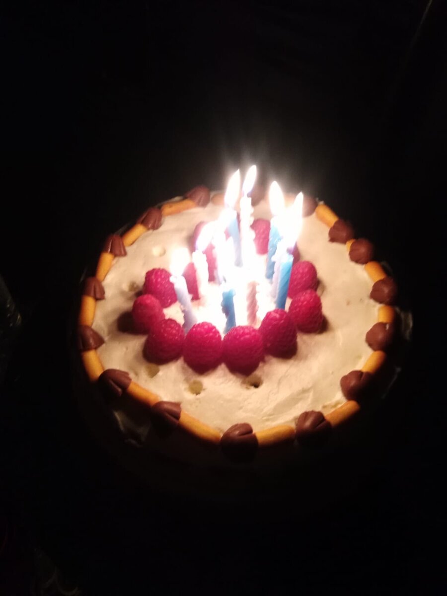 Жаль, не видно размер. Высокий тортик 😍