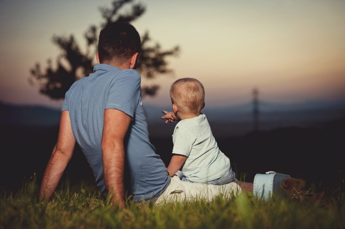 Father sit. Мужчина с ребенком со спины. Отец и сын. Ребенок на спине у папы. Отец и сын со спины.