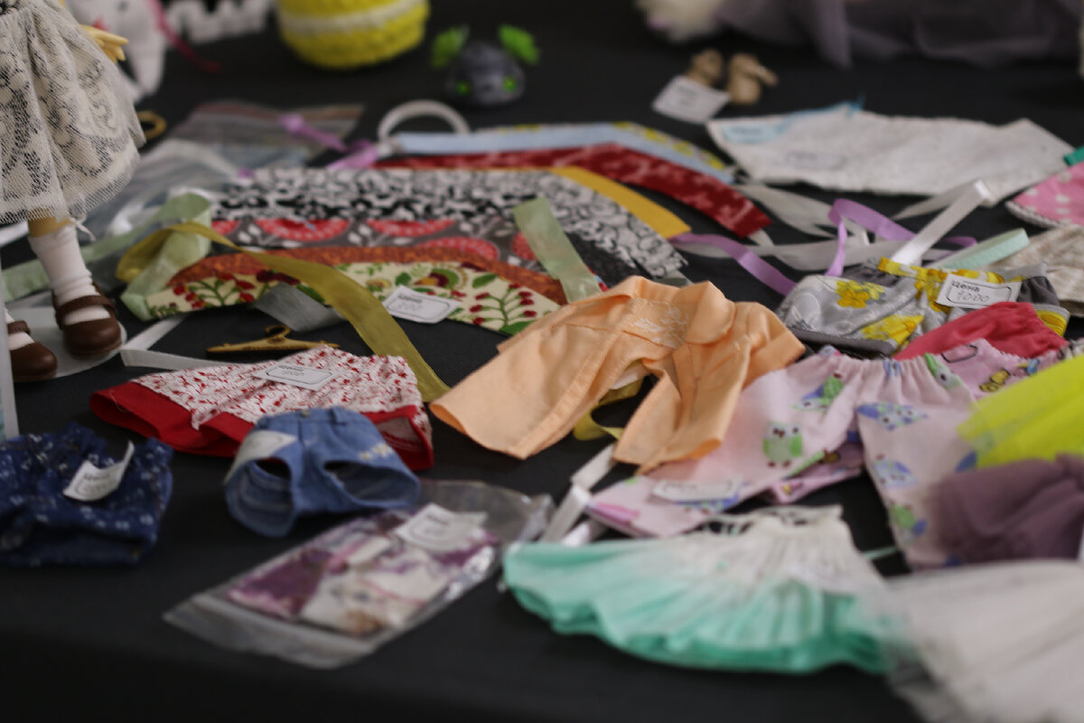 Авторская одежда мастера YumiStudio для кукол на выставке Dollscar 2023.  17 июня. Амбер Плаза. Москва. Фотограф: Галина Тугушева.