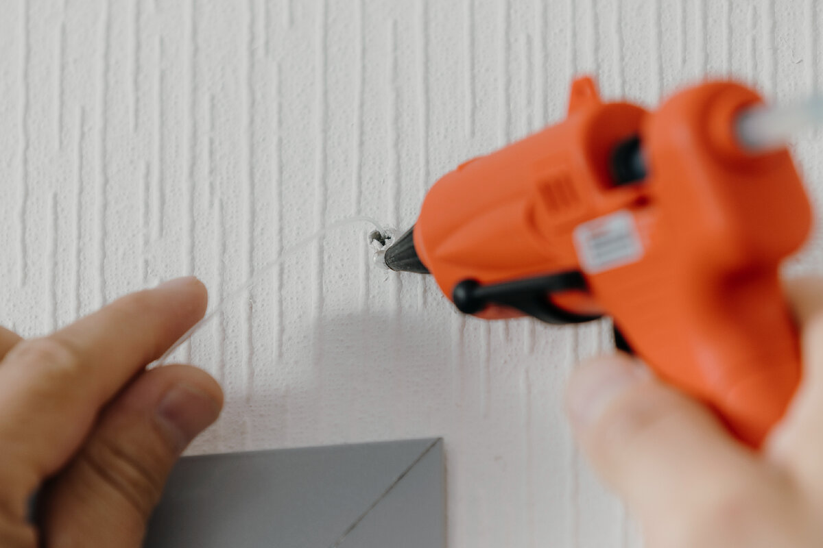 Жидкие гвозди деколюкс krass как открыть. Невидимый монтаж. Невидимый монтаж. Бобби остин невидимый монтаж обложка книги. Герметик-клей полиуретановый: dap kwik seal, белый.