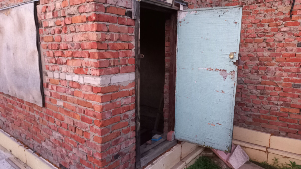 Комната вот в этой части дома