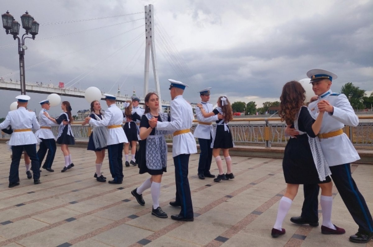    В Тюмени в 10-й раз прошел «Вальс на набережной-2023» для выпускников школ