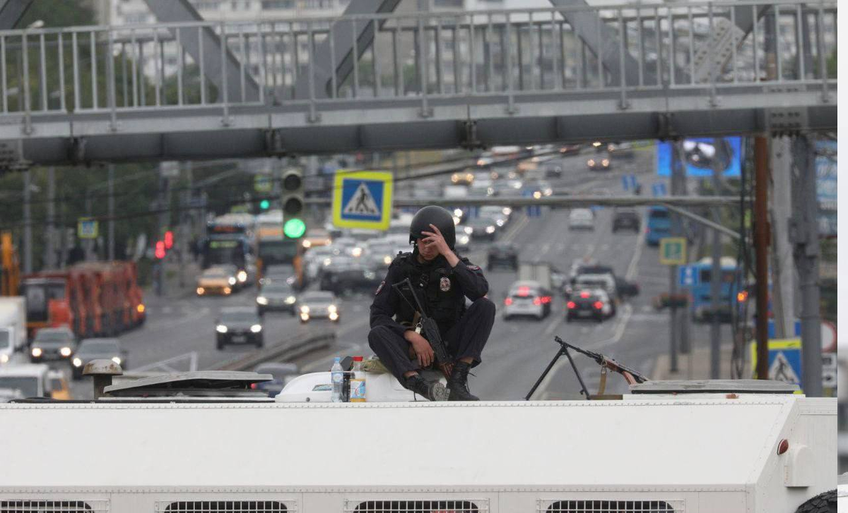 Что произошло в москве покажите. Ситуация на дорогах Москвы. Полиция на улице. Грустный полицейский.