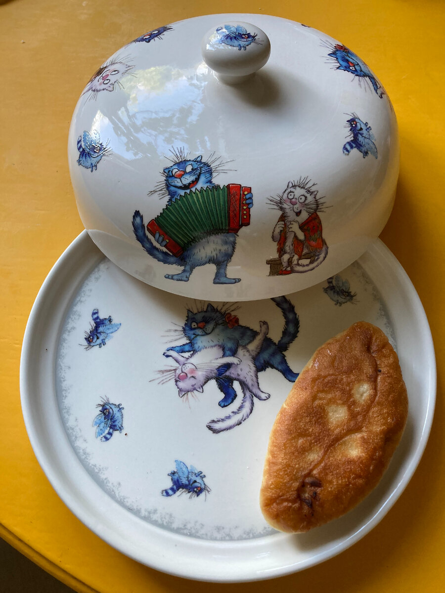 А под крышкой была горка пирожков. Это уж что осталось)