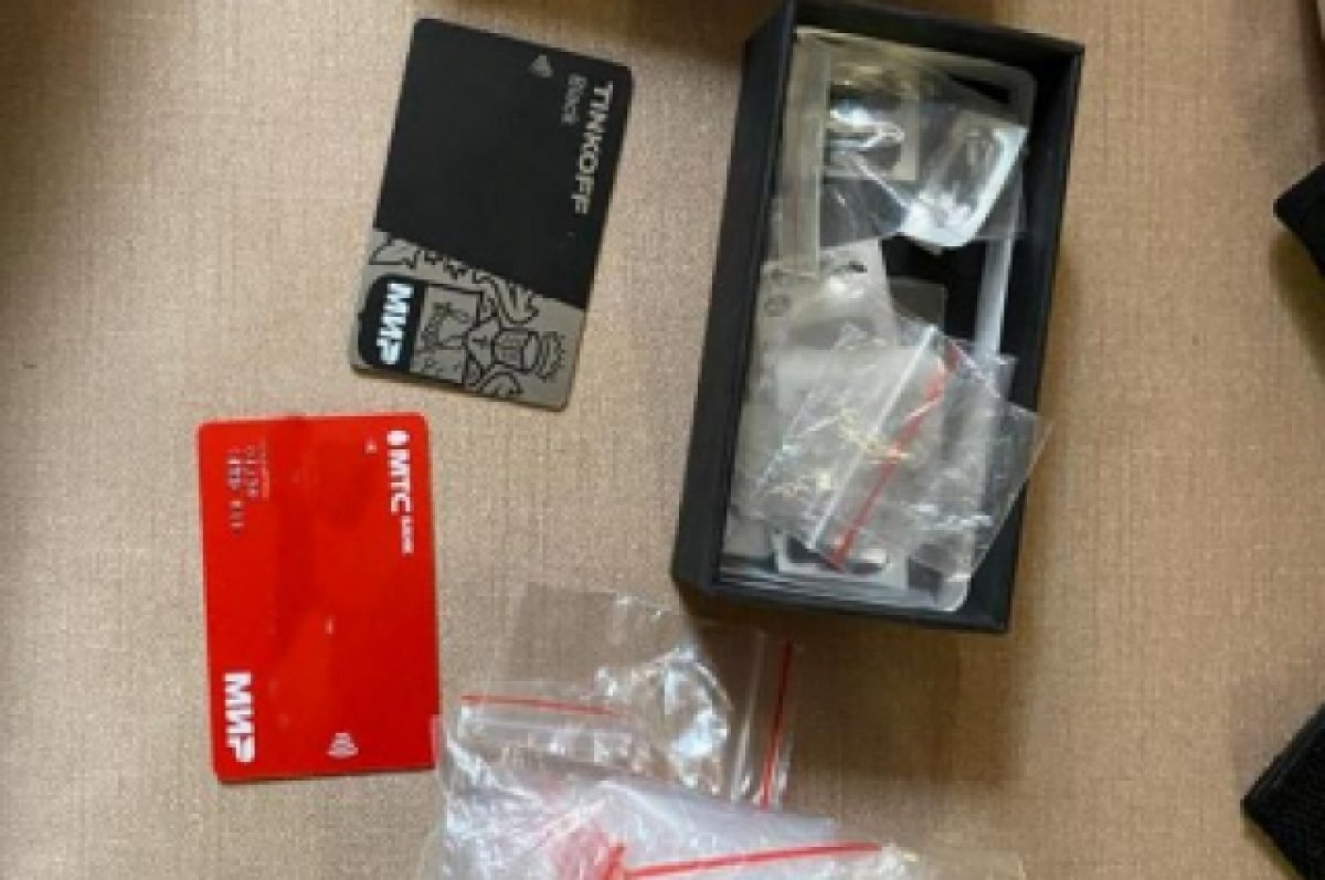    Сотрудники полиции провели обыск.