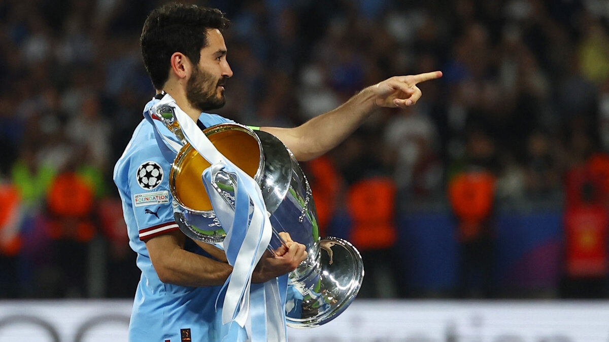    Илкай Гюндоган с кубком за победу в Лиге Чемпионов. Фото: REUTERS