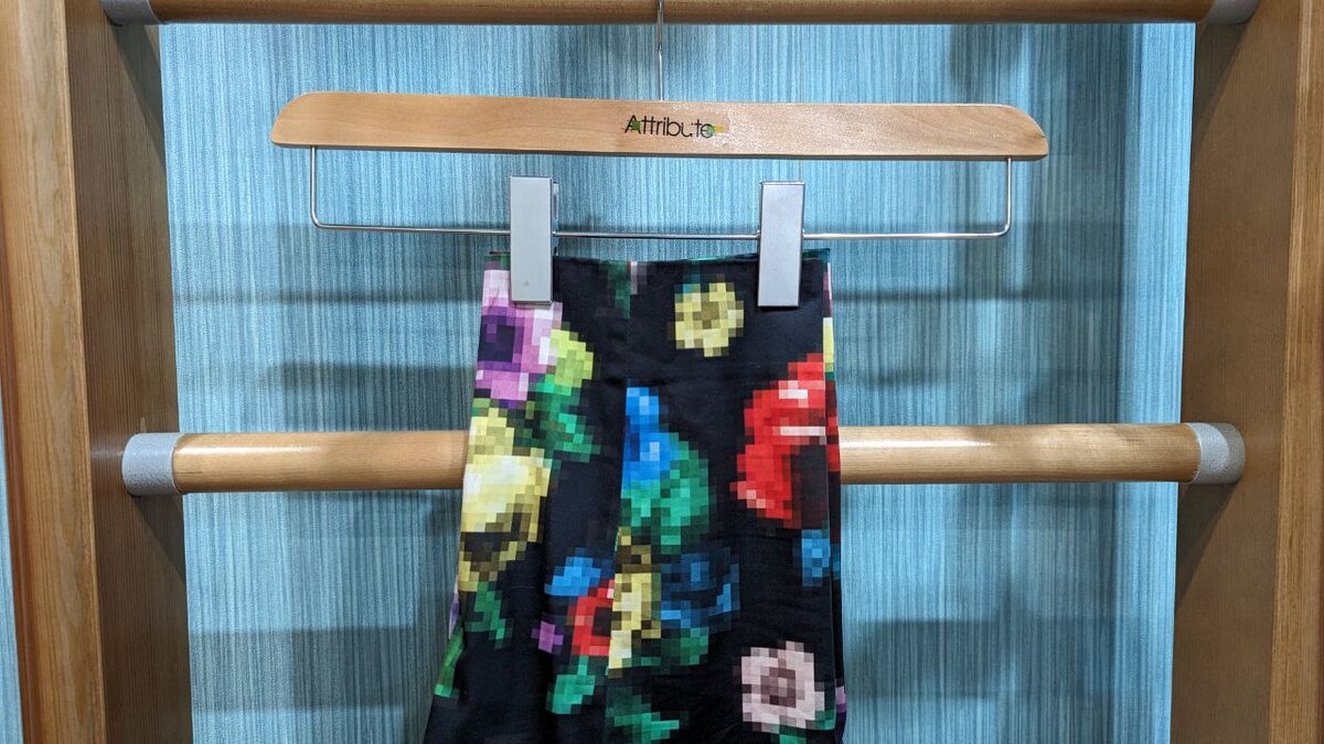 Храним брюки на специальных вешалках