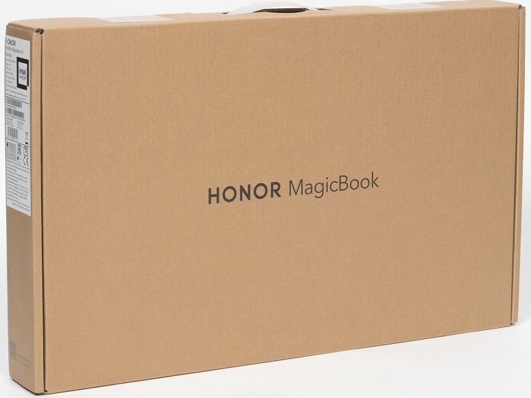 В комплекте, кроме самого ноутбука, идет адаптер питания со сменным выходным кабелем длиной 1,7 м, оснащенным «липучкой», а также набор документации.