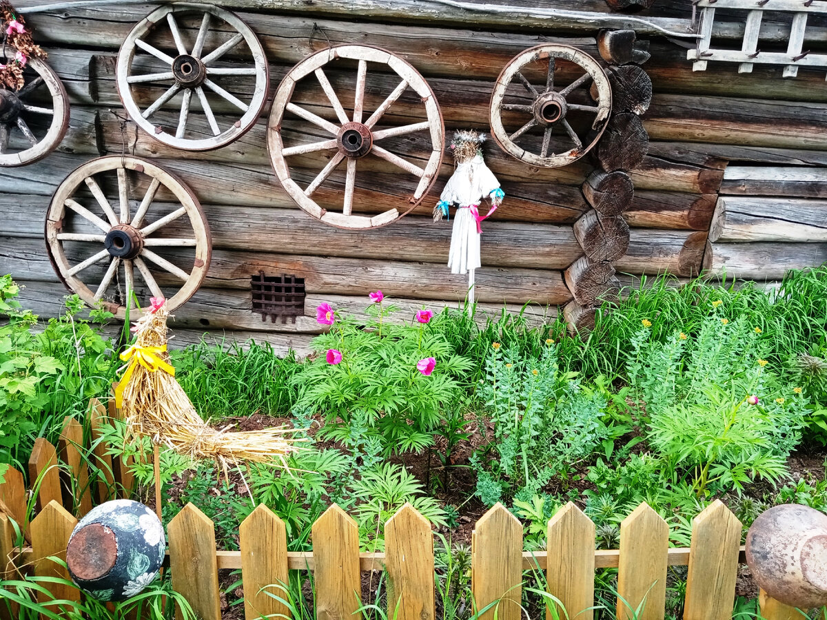 Сейчас колёса украшают стену.