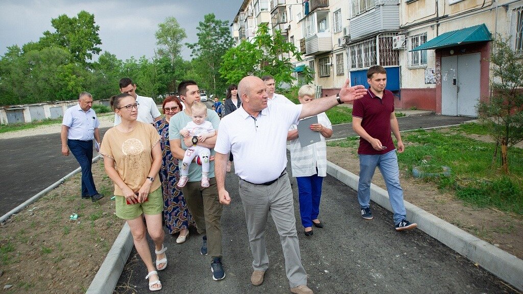     Во время поездки мэр встретился с жителями, для которых обустраивают комфортную придомовую территорию в Индустриальном районе. Градоначальник на месте дал поручения ответственным чиновникам по решению заданных жителями вопросов.