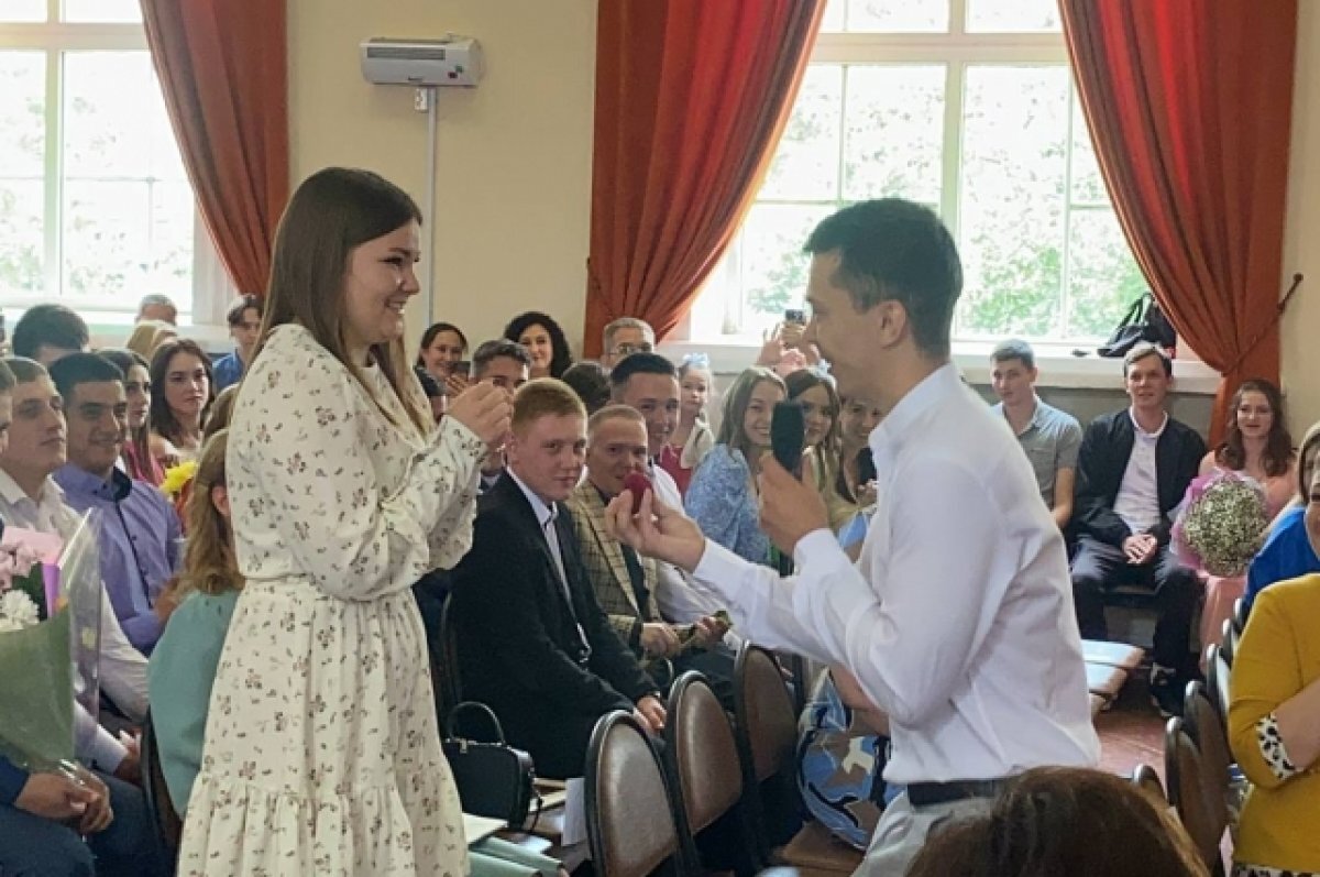    В Чите студент колледжа сделал предложение сокурснице на выпускном