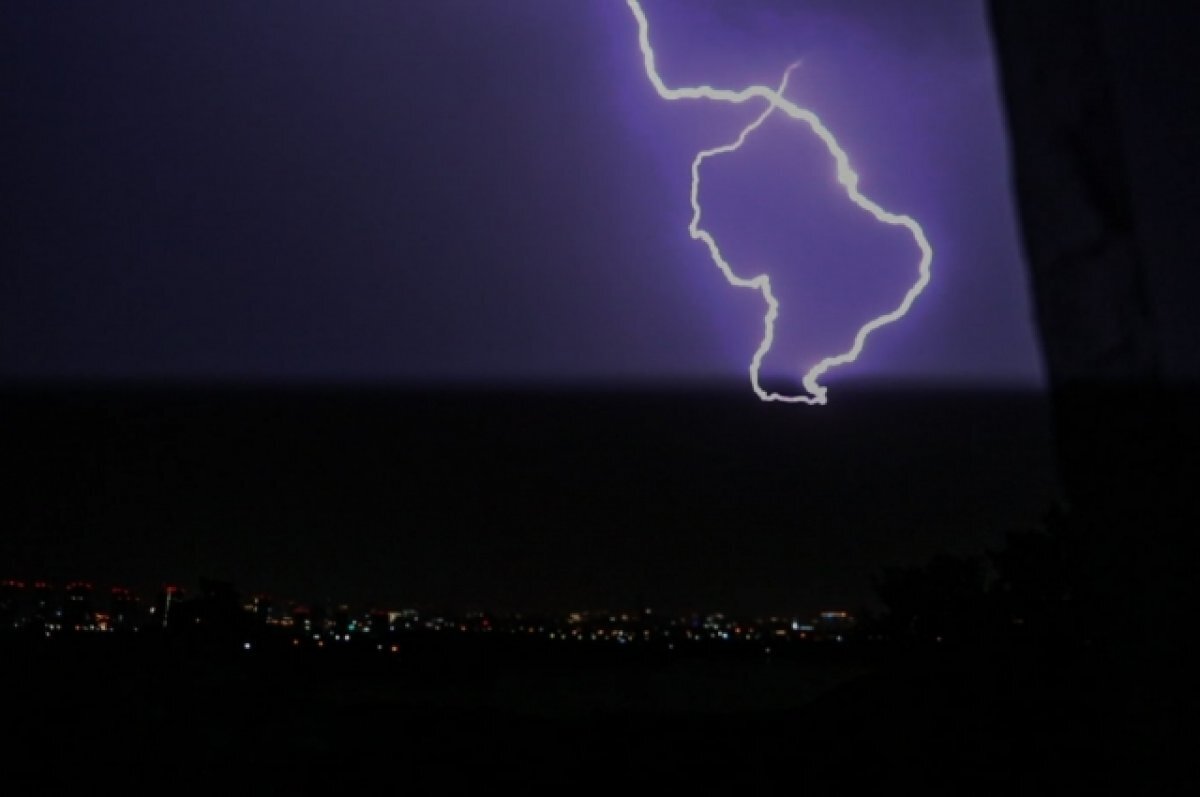    Эксперт Гегельский прокомментировал гибель мужчины от удара молнии в голову