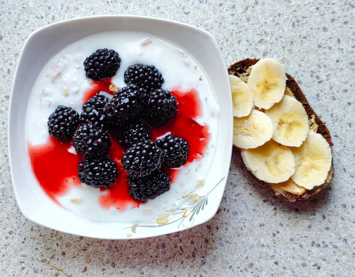 Овсянка с кефиром и тост с арахисовой пастой