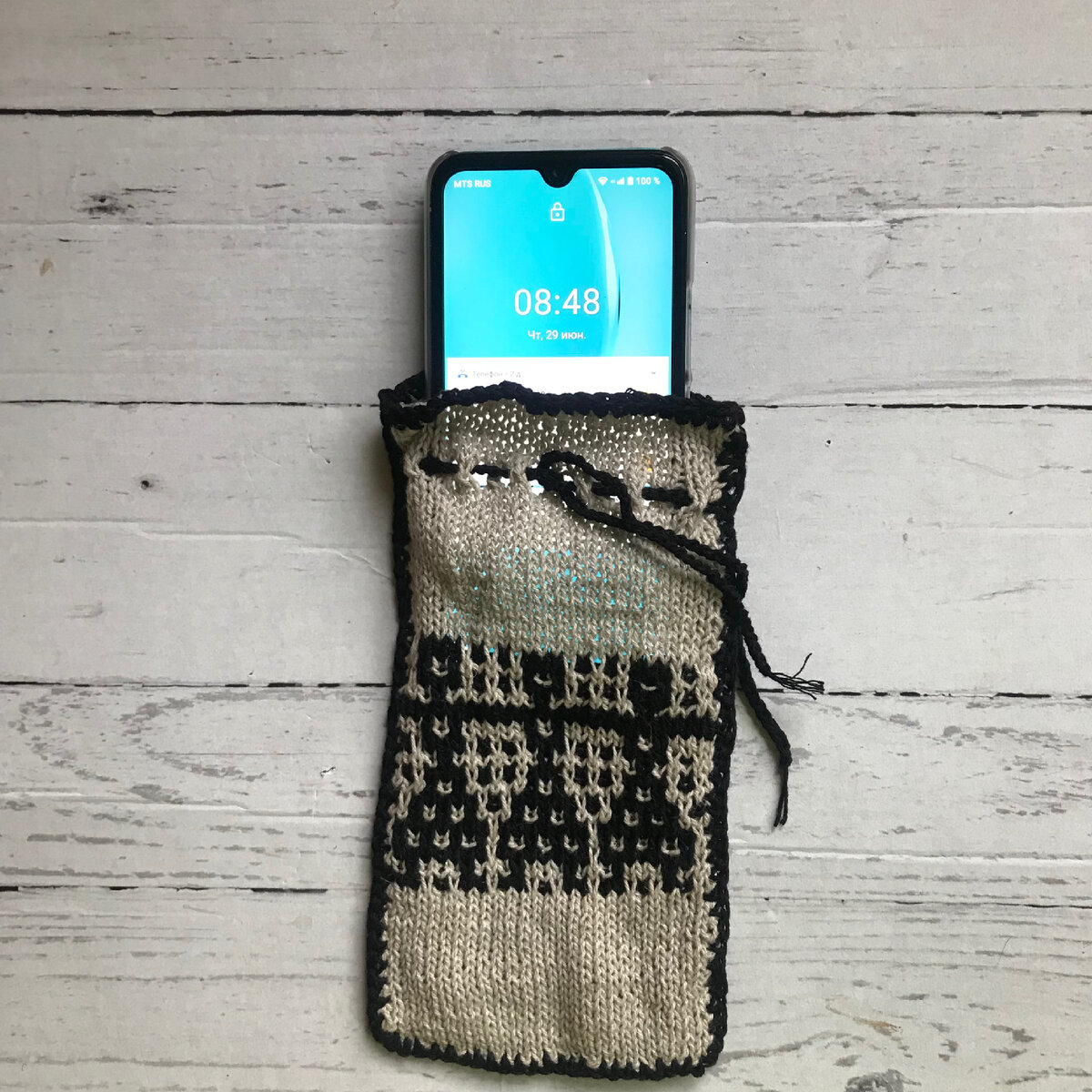 Чехол для телефона связан спицами