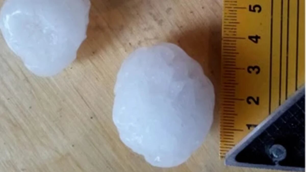 Размер выпавшего в Омске града впечатляет. Фото: vk.сom