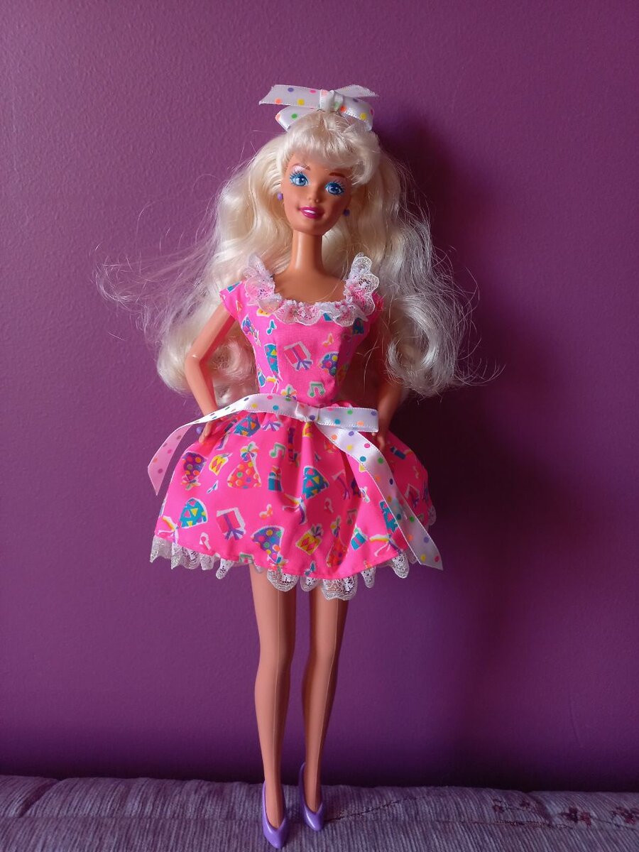 Платье светится от яркости ! 