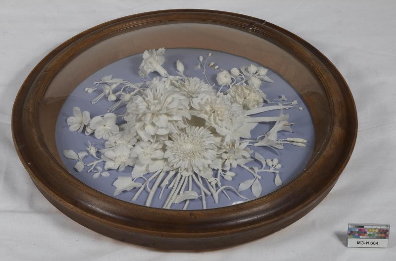 Пётр Иванов. Букет бисквитный в деревянной раме под стеклом. Вторая треть XIX века. ИФЗ. Размер:10х46 см. Государственный Эрмитаж / Мз-И-664. Госкаталог: 7332593. Источник: goskatalog.ru