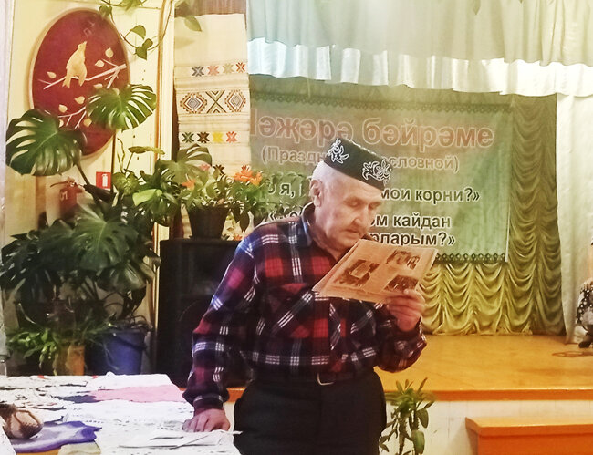 Ветеран труда Раиль Рамазанов на презентации своей книги в Доме культуры деревни Красный Берег